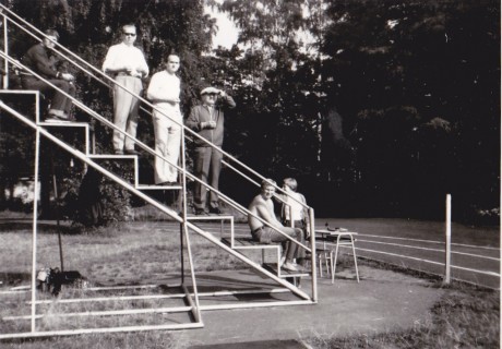 Libor Žák (druhý zleva) časoměřičem na závodech v Kolíně