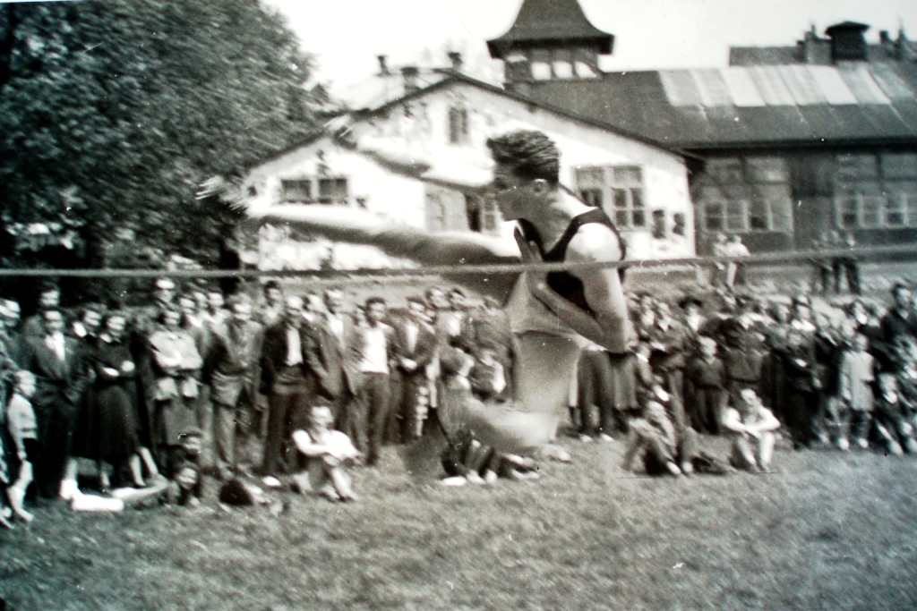 Jaroslav Motička při skoku vysokém, 50. léta