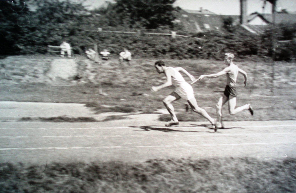 Josef Tůma při předávání štafetového kolíku, 50. léta